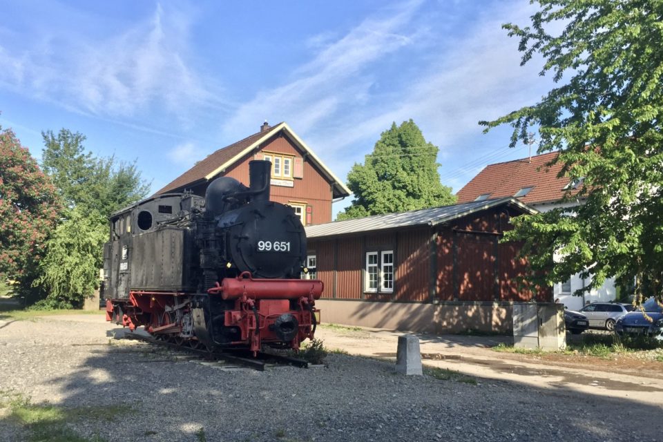 Vor dem Bahnhöfle in Steinheim an der Murr: Die letzte Schmalspurdampflok der Bottwartalbahn