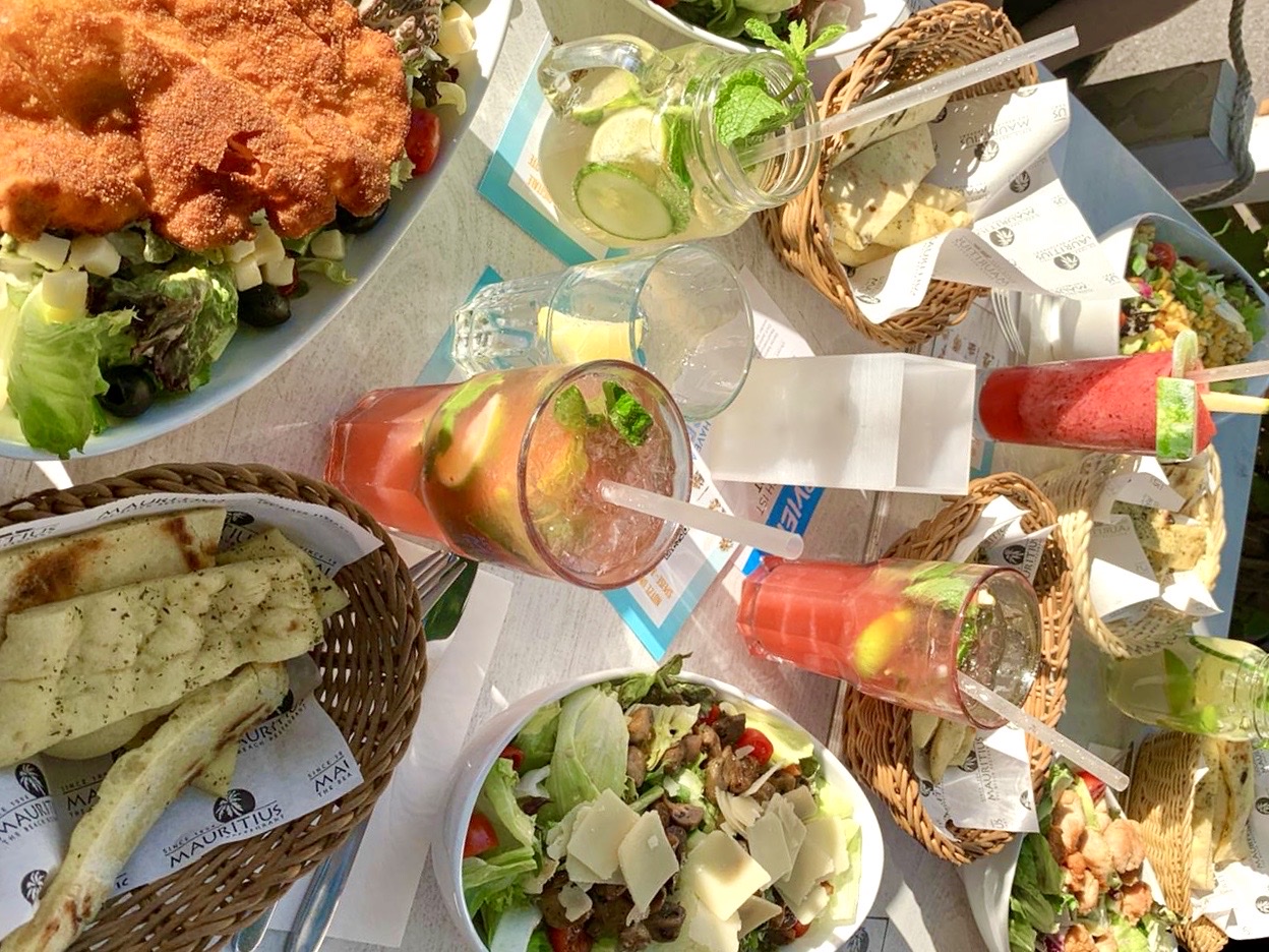Tisch mit Essen und Cocktails im Maurituis