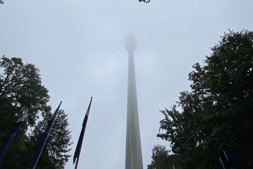 Bei schlechtem Wetter verschwindet der Turm in den Wolken