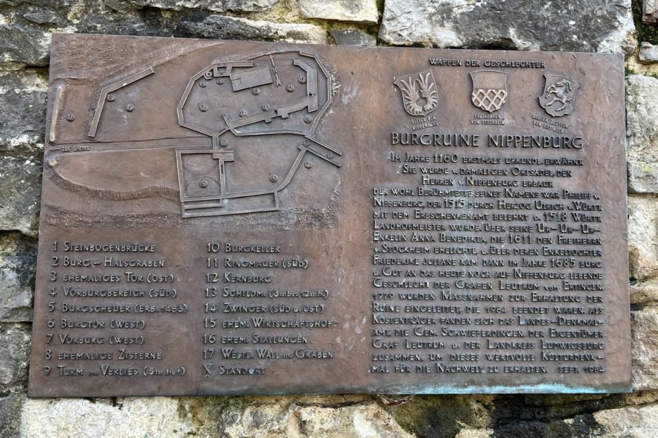 Tafel in den Ruinen der Burg Nippenburg