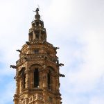 Der achteckige Turm der kirche